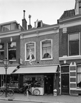 61915 Gezicht op de voorgevel van het winkelwoonhuis Lange Smeestraat 51 te Utrecht.